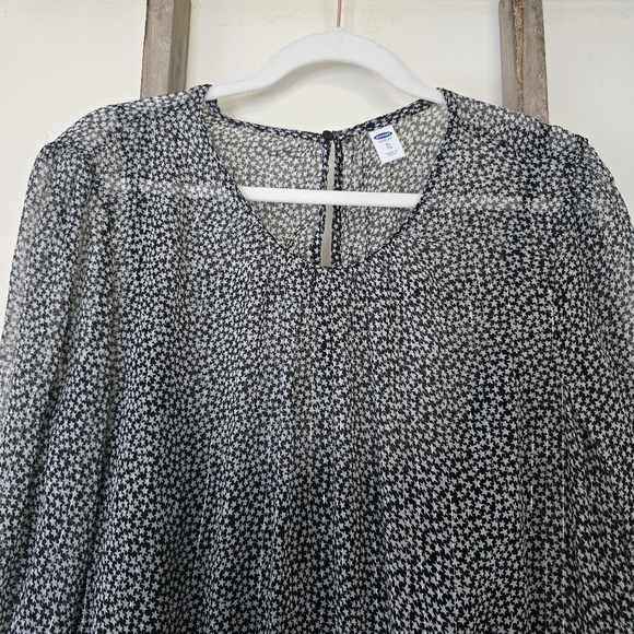 ⭐️40% Off⭐️ Old Navy Sheer Star Print Dress - Picture 3 of 10